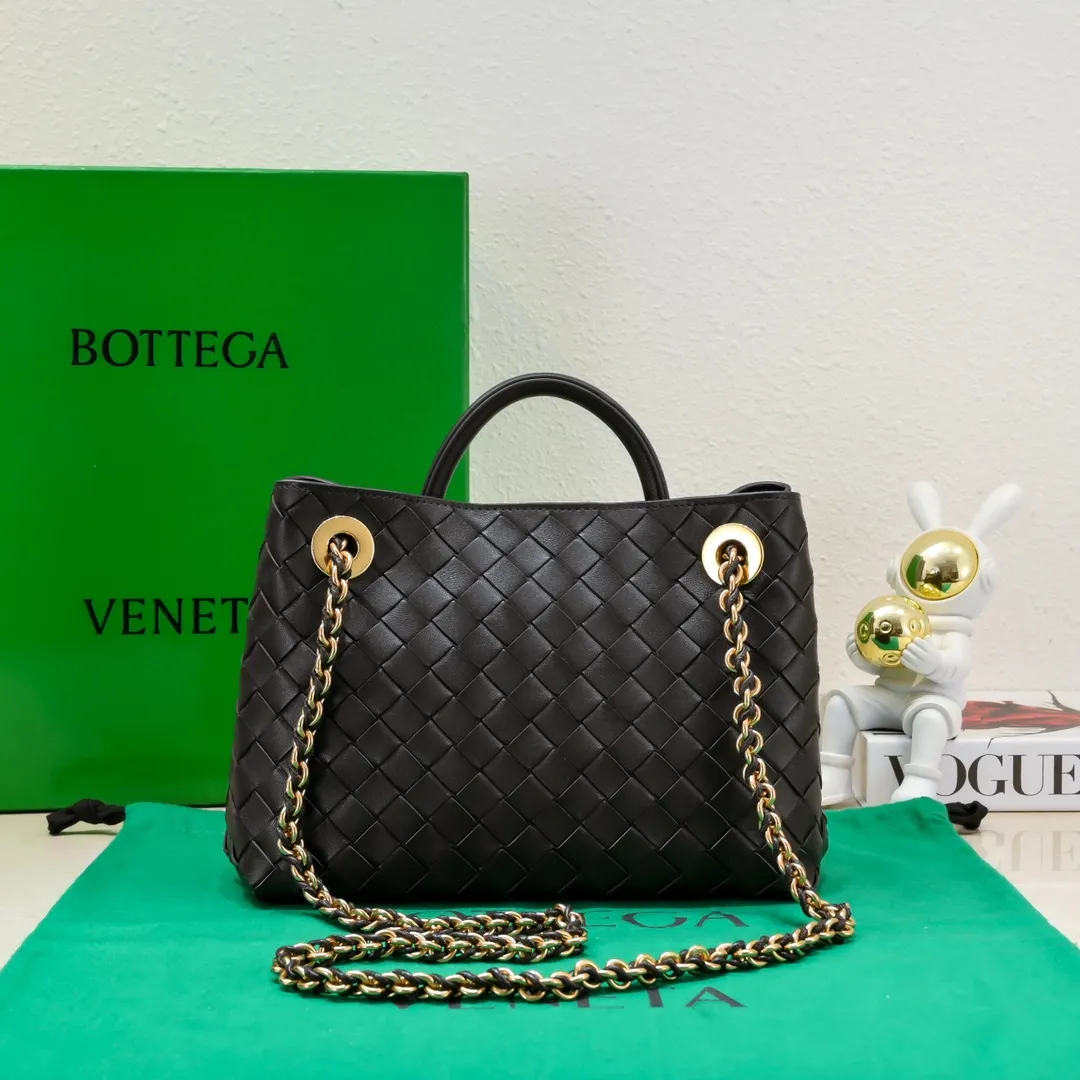 Batch 1960 BOTTEGA VENETA 2024 spring and summer new small ANDIAMO chain bag is also available! 🔥🔥I believe many friends have been waiting for a long time. The metallic chain adds a touch of sophistication to the original softness and elegance of Andiamo. The collision of classic craftsmanship and elegance creates a different kind of beauty. Style number: 6008 Size: 25*22*10.5cm